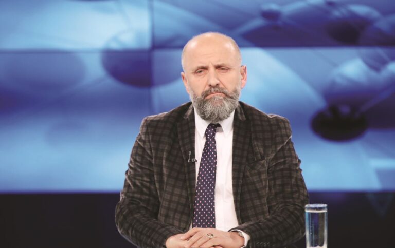 Po bëni krim publik, duke na nxjerrë këtë tipin në TV
