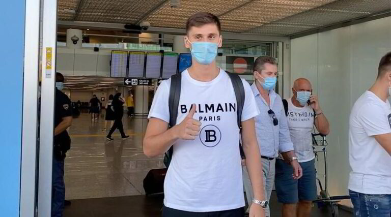 Kumbulla zbarkon në Romë, nis aventura e re me verdhekuqtë
