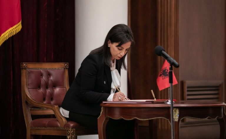 Protestat nuk ndalen/Kushi: Universitetet s’janë mbyllur, mësim online veç një muaj