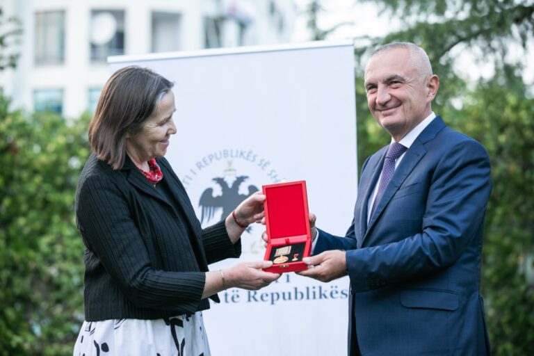 Presidenti Meta vlerëson ambasadoren franceze me titullin “Për Merita të Veçanta Civile”