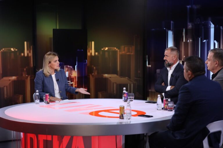 Kryemadhi: Ndryshimet për pragun t’i propozojë mazhoranca, ndryshimet kushtetuese i miratoi vetë në Parlament