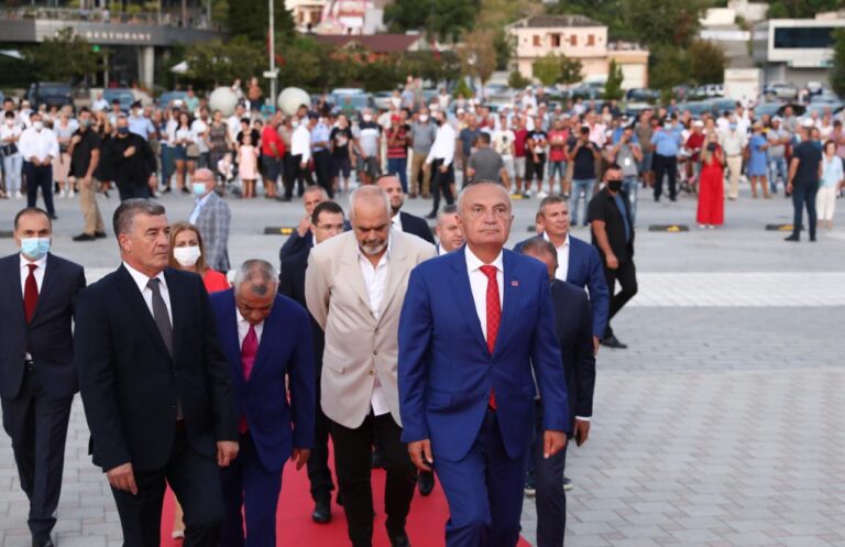 VIDEO/ 100-vjetori i Luftës së Vlorës, ceremoni solemne në “Sheshin e Flamurit”