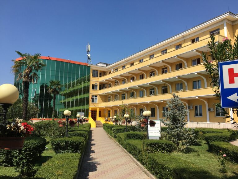 Zgjerohen hetimet tek spitali “Shefqet Ndroqi”, ekspertëve u dorëzohen kartelat për pacienten e vdekur