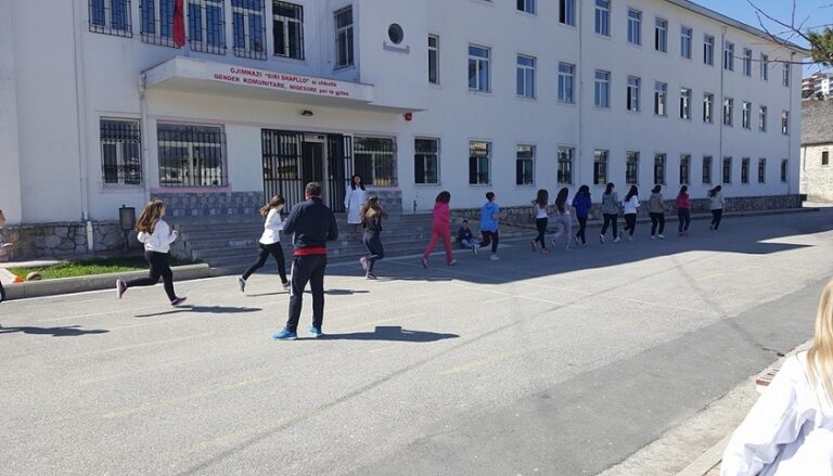 Mbyllet klasa e 10-të në Gjirokastër, pozitivë maturanti dhe mësuesja. Të infektuar edhe dy punonjës të doganës së Kakavijës