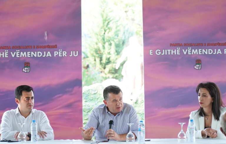 Balla uron nxënësit nga Elbasani: Të bësh politikë me pandeminë është mungesë e intelektit