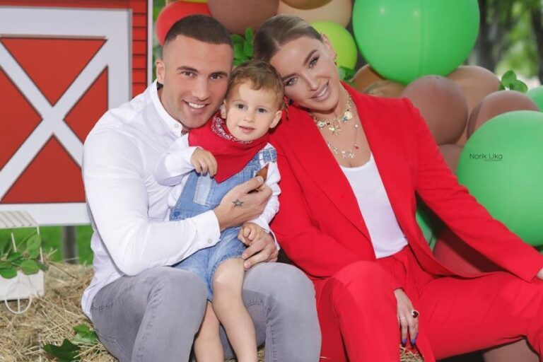 Tuna shtatzënë? Këngëtarja fotografohet me barkun e rrumbullakosur
