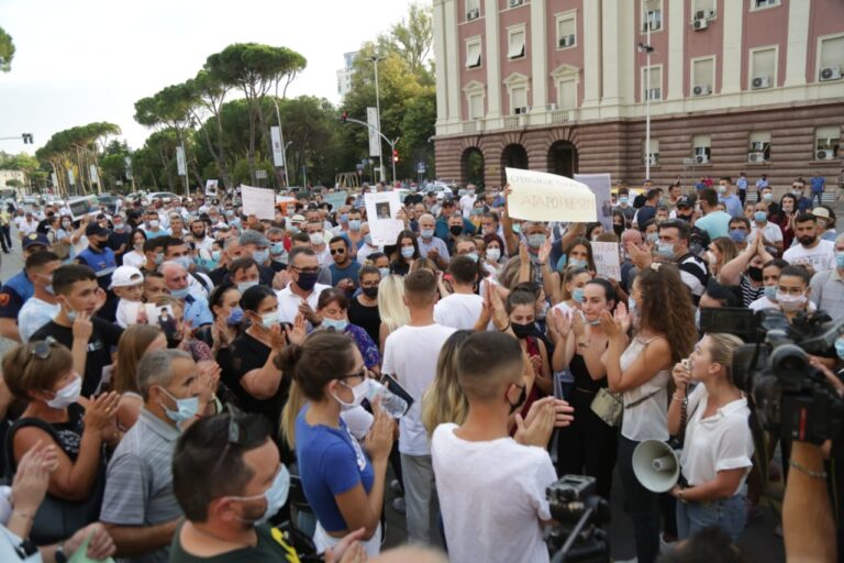 50 fëmijë të burgosur në kampin Al-Hawl në Siri, protestë tek Kryeministria: Na i ktheni në shtëpi (FOTO)