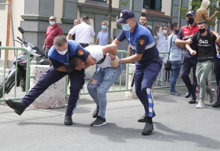 Ironia e aktivistit: Policia s’i ndalon dot shpërthimet por dhunon naftëtarët