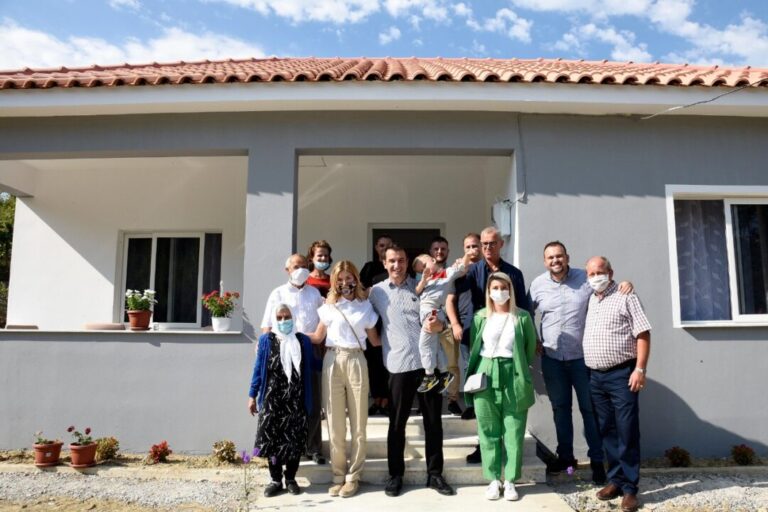 Modelja Xhesika Berberi i rindërton shtëpinë familjes nga Ndroqi, Veliaj: Ka njerëz që nuk përçajnë por ndihmojnë