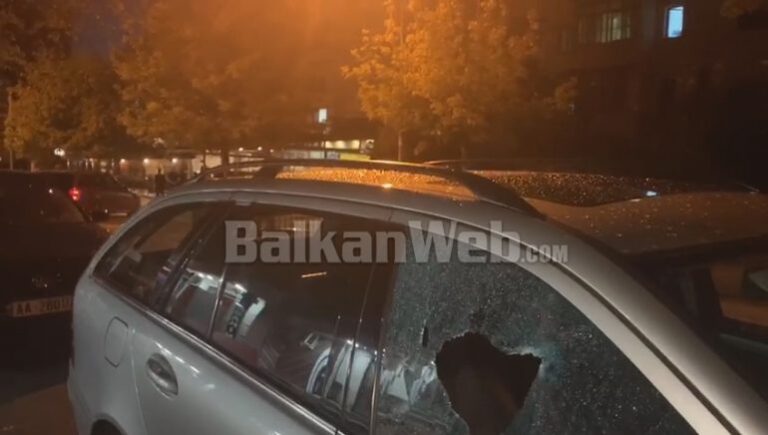 VIDEO/ Dëmet nga rezistenca e 71-vjeçarit në Elbasan, xhama të thyer dritaresh e automjetesh