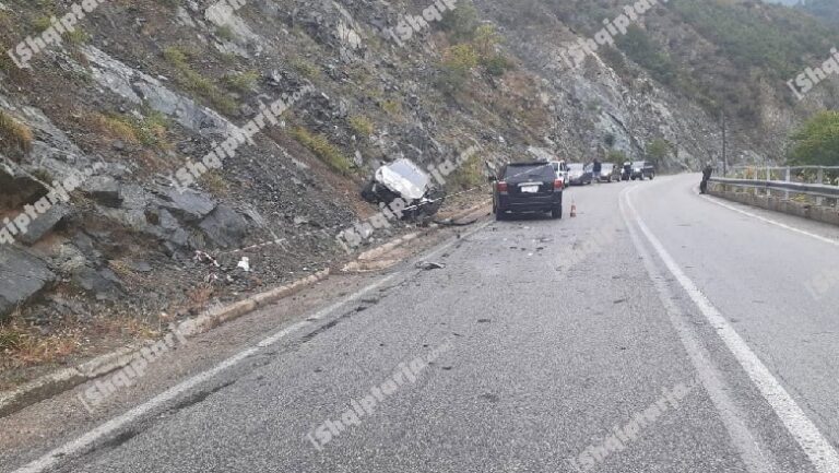 Aksident në Librazhd, pas përplasjes makina përfundon në faqen e malit