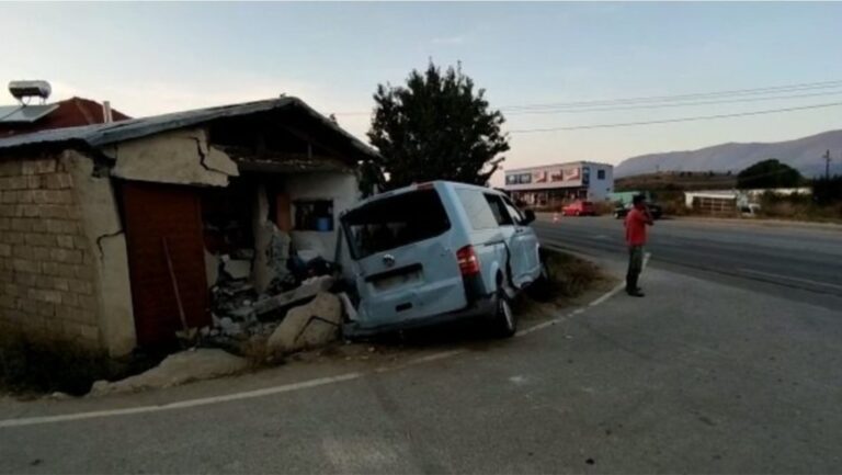Furgoni i policisë futet në banesë, banori: Mendova se ishte bombë