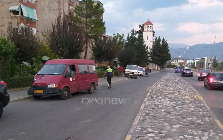 Elbasan, përplasen dy furgona në kryqëzim