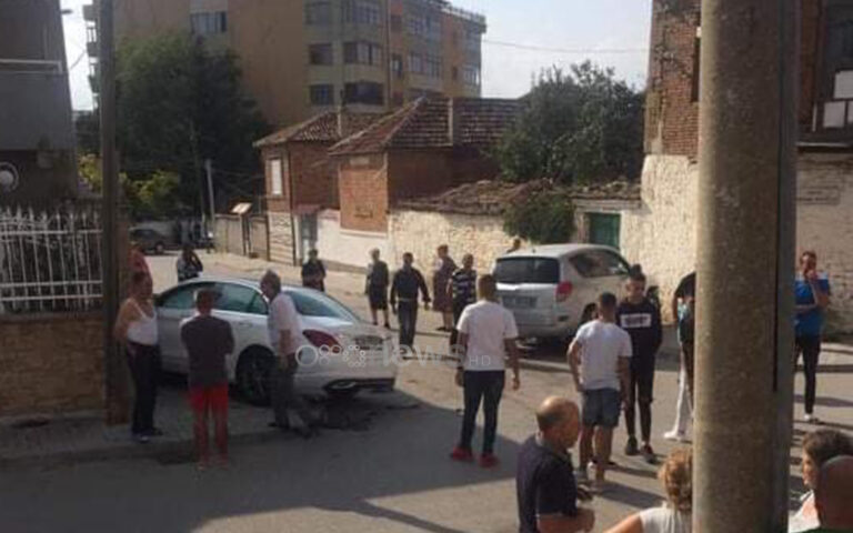 Korçë, dy automjete përplasen në kryqëzim