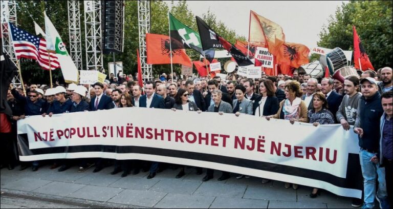 Albin Kurti kujton protestat: Ata që duan ta ndajnë Kosovën, ndahen nga Kosova