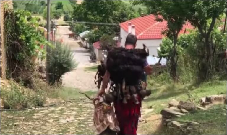 Arapët e Polenës, riti i rrallë i djemve të maskuar, Sela: Imazh gjysmë njerëzor e gjysmë totemik