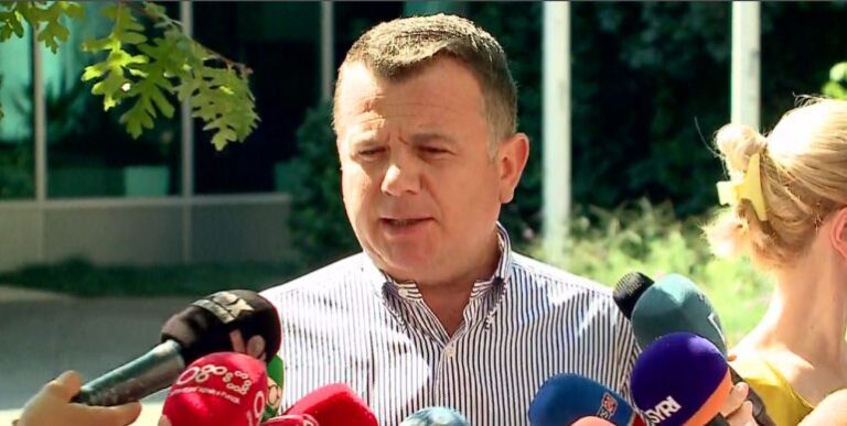 Balla zbulon detaje nga mbledhja me drejtuesit politikë