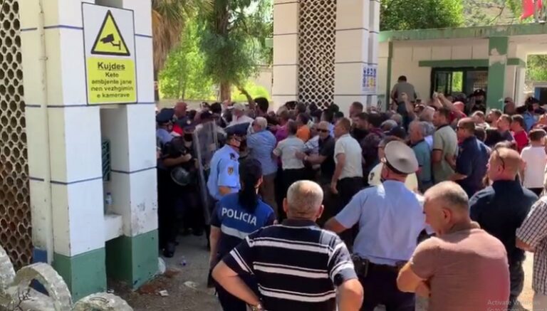 Naftëtarët në Ballsh sërish në protestë para Uzinës: Shteti të vërë dorë për kushtet tona të punës