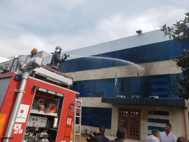 Zjarri në Bashkinë e Kamzës, reagon kryebashkiaku. Ja si duket godina tani (Foto)