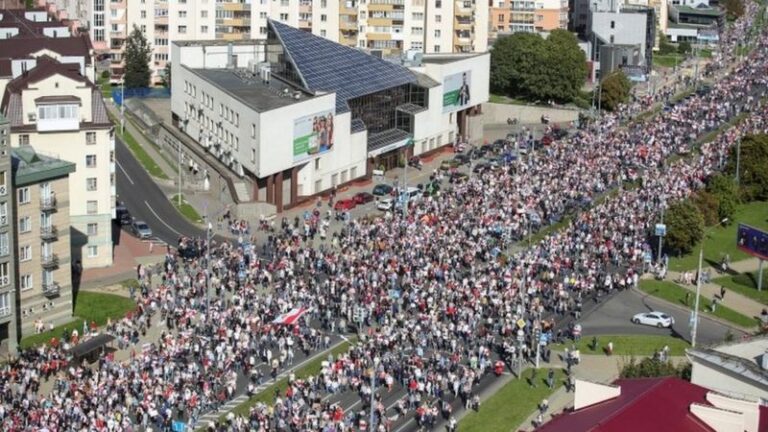 Bjellorusi, Opozita vazhdon presionin mbi Lukashenkon