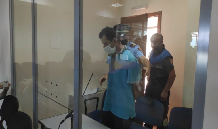 Abuzoi me 13-vjeçaren. Bizgjoni qan, mohon aktin dhe kërkon mëshirë