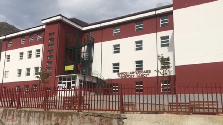 4 mësues me Covid-19 në Bulqizë, pritet pezullimi i mësimit