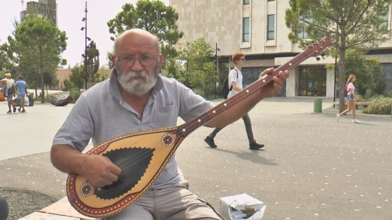 (VIDEO) Aktori shet librat në shesh: Ramën e mallkova për teatrin, por e dua si artist