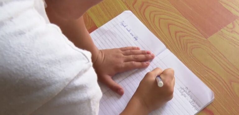Viti i ri shkollor, fëmijët e fshatit Mazhë ende pa shtëpi: Në çadër nuk rrihet