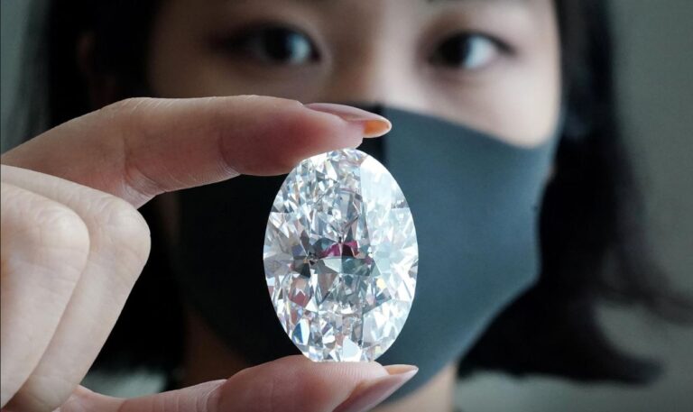 Diamanti i përsosur 102 karat del në ankand, mund të shitet deri në 30 mln dollarë