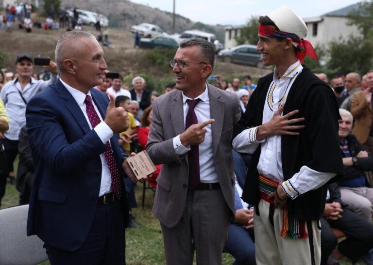 Presidenti Meta: Dibranët, shembull frymëzues i pasionit për mbrojtjen dhe promovimin e vlerave kulturore kombëtare (Foto)