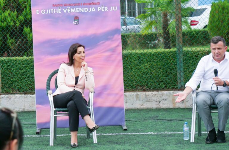 “Bërtiti” sot para mësuesve për maskat në shkolla, ministrja shfaqet vetë pa maskë duke kërkuar vota në Elbasan