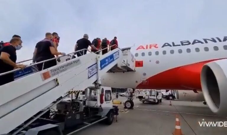 Kombëtarja niset drejt Minskut, 6 futbollistë nuk udhëtojnë me ekipin (VIDEO)