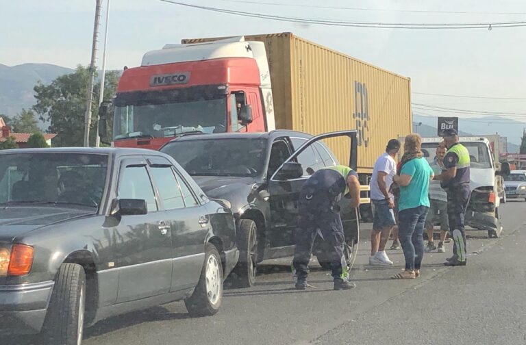Përplasen 3 automjete në Elbasan – ish-Metalurgjik, pamjet nga vendi i ngjarjes