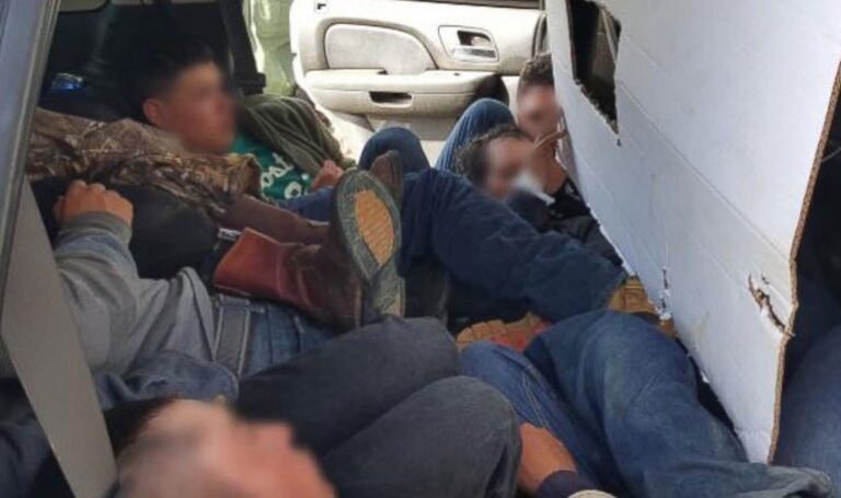 I ndjek policia, plot 12 emigrantë zbresin nga një Volkswagen 5 vendësh në Elbasan