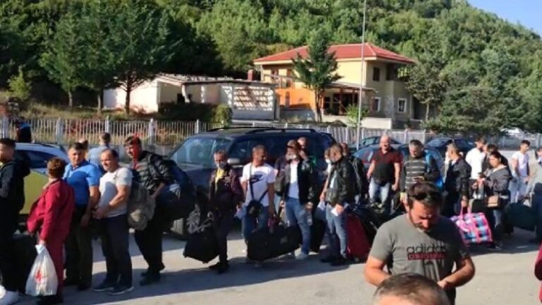 Rikthehen radhët në Kapshticë, qindra emigrantë shqiptarë në pritje për të kaluar drejt Greqisë. Kuota drejt plotësimit