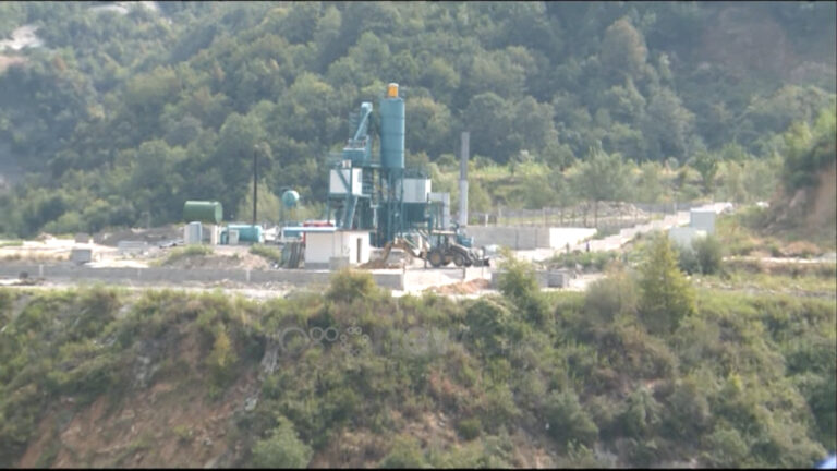 Protestoi për fabrikën e bitumit në Krrabë, banori: Pronën ma morën, djalin ma hoqën nga puna