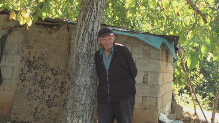 Të burgosur në kampin Al-Hawl, çifti i gjyshërve kërkon kthimin e nipit dhe mbesave
