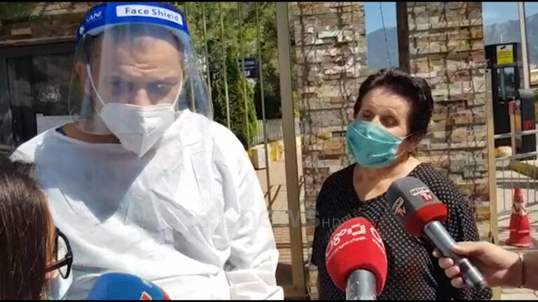 Me infermierin për dore dhe e buzëqeshur, qytetarja lë spitalin pasi mposhti Covid: Më trajtuan shumë mirë