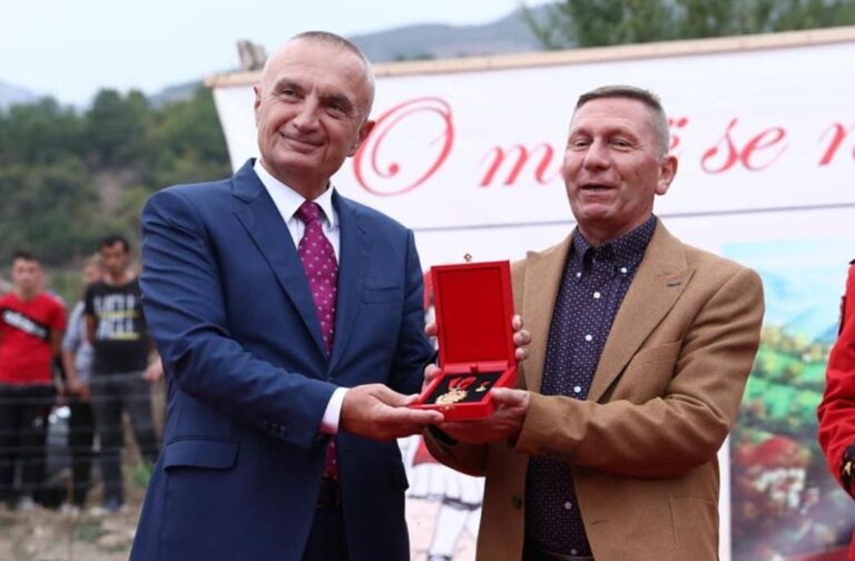 Halil Rama dekorohet  me titullin “Mjeshtër i madh”