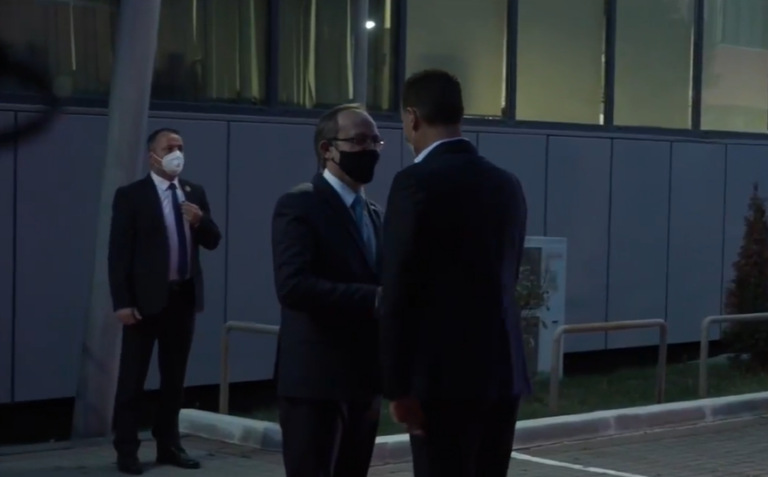Grenell arrin në Kosovë, takohet me kryeministrin Hoti
