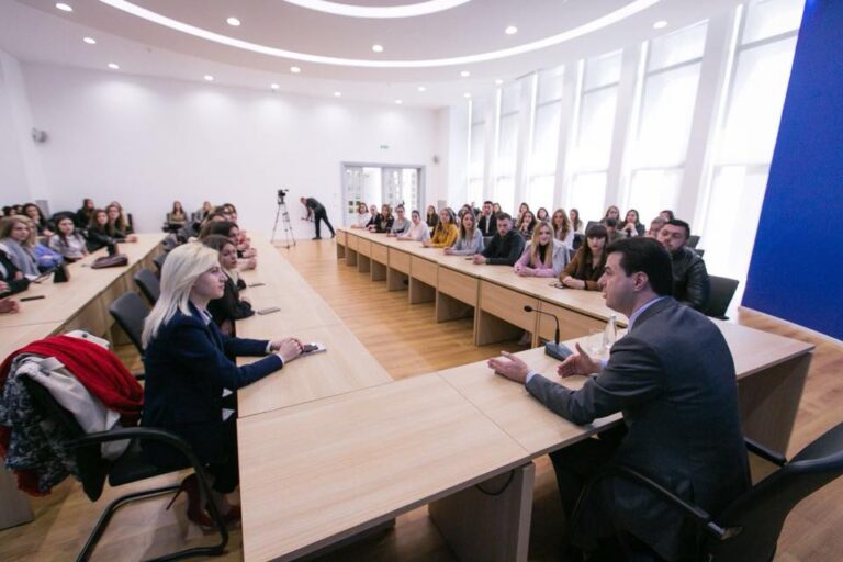 Zëdhënësja e PD, Ina Zhupa, publikon videon: Rama kopjon Bashën