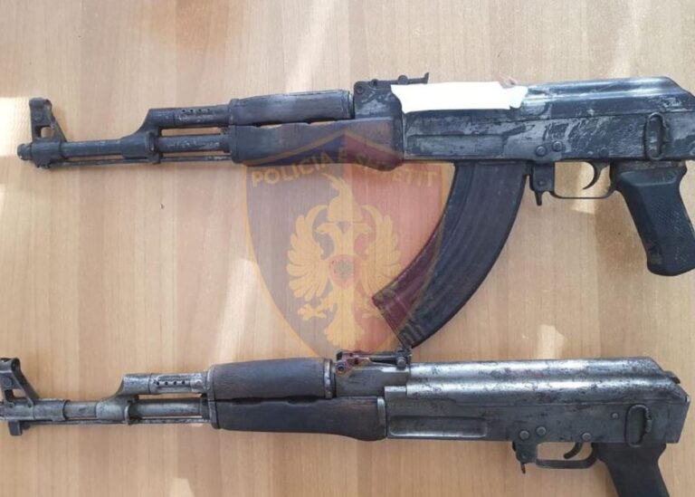Armë kallashnikovi dhe kanabis në Llakatund të Vlorës, dy në pranga
