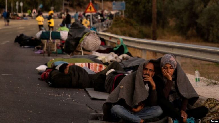 Djegia e kampit gjigant në Greqi, mijëra emigrantë detyrohen të kalojnë natën e tretë jashtë