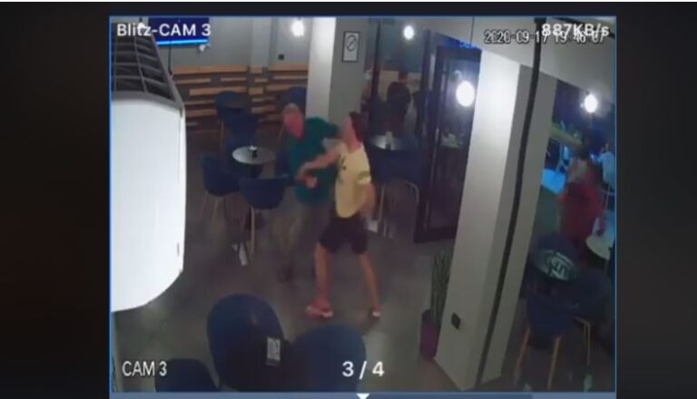 Dhunon dhe plagos me thikë një person, policia nuk reagon në Kavajë