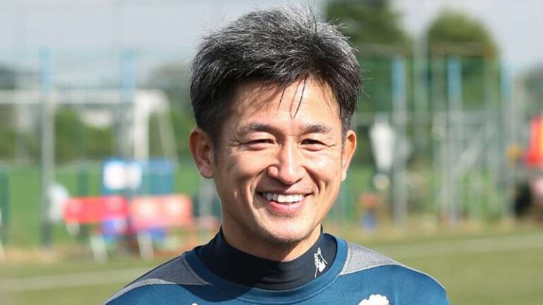 E pabesueshme/ Sulmuesi rikthehet në futboll pas 13 vitesh, luan me ekipin japonez në moshën 53-vjeçare