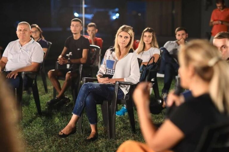 Floida Kërpaçi takim me të rinjtë e Fierit: Të rikthejmë vlerat dhe shpresën në Shqipëri