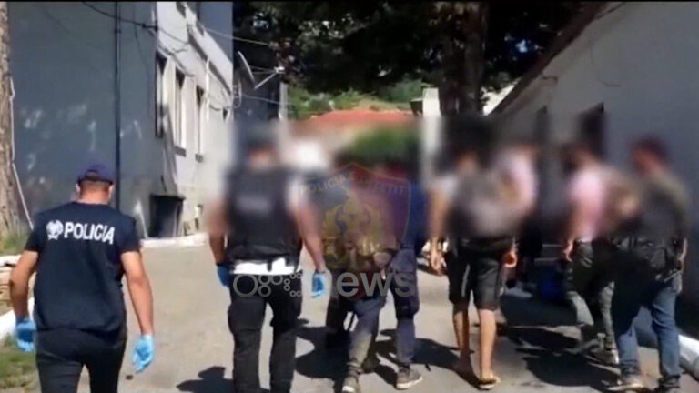 Katër të arrestuar për trafik klandestinësh, në Gramsh u kap polici i burgjeve me uniformë