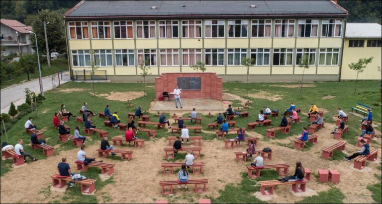 FOTO/ Mbrojtja nga Covid 19, mësuesit në Bosnjë ndërtojnë klasën në ambient të hapur