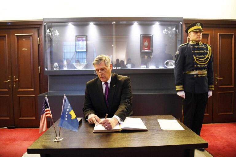 Kosovë-Serbi, ambasadori amerikan: Nuk ka marrëveshje gjithëpërfshirëse pa kompromisin e të dyja palëve