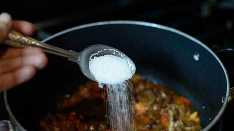 Çfarë të bëni kur keni hedhur shumë kripë në gatimet tuaja